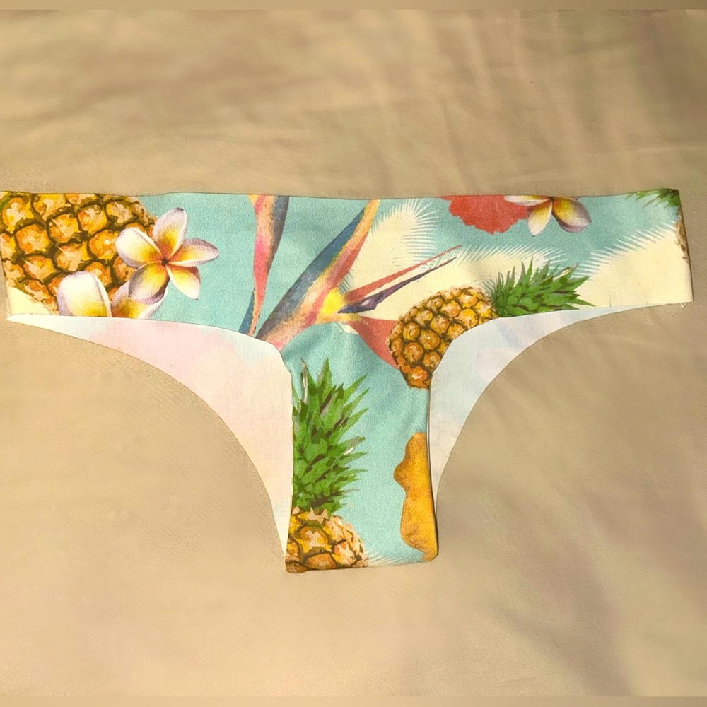 AMARA seamless bikini bottom